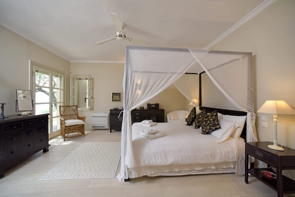 Comfortable double bedroom at Villa Eremia with crisp white linens and Mediterranean décor